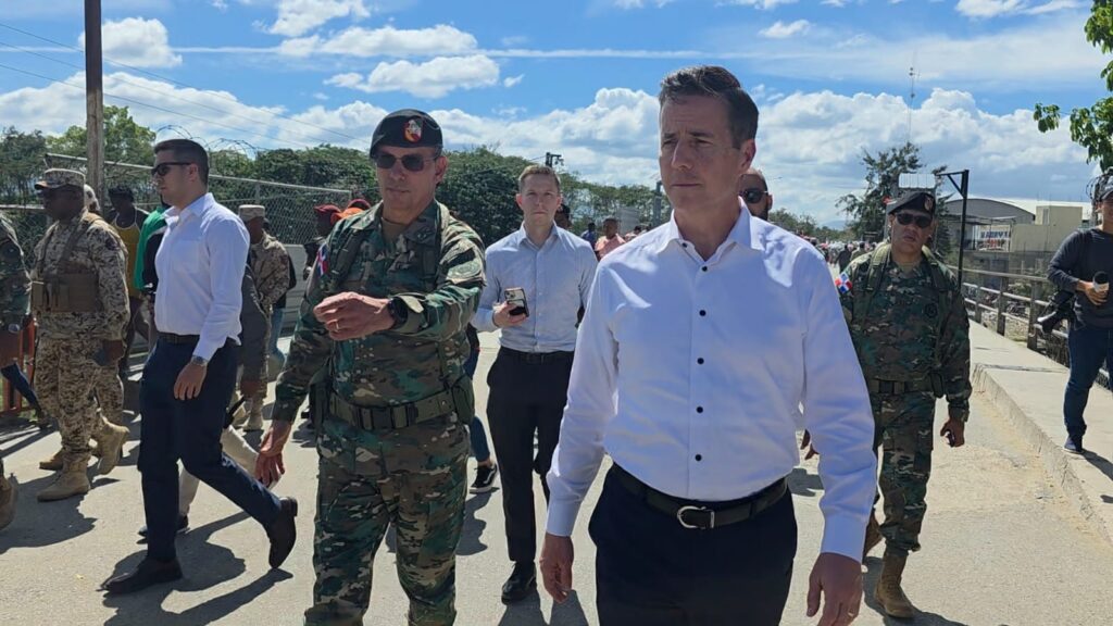 Senador estadounidense recorre verja perimetral fronteriza y visita el puente binacional en Dajabón