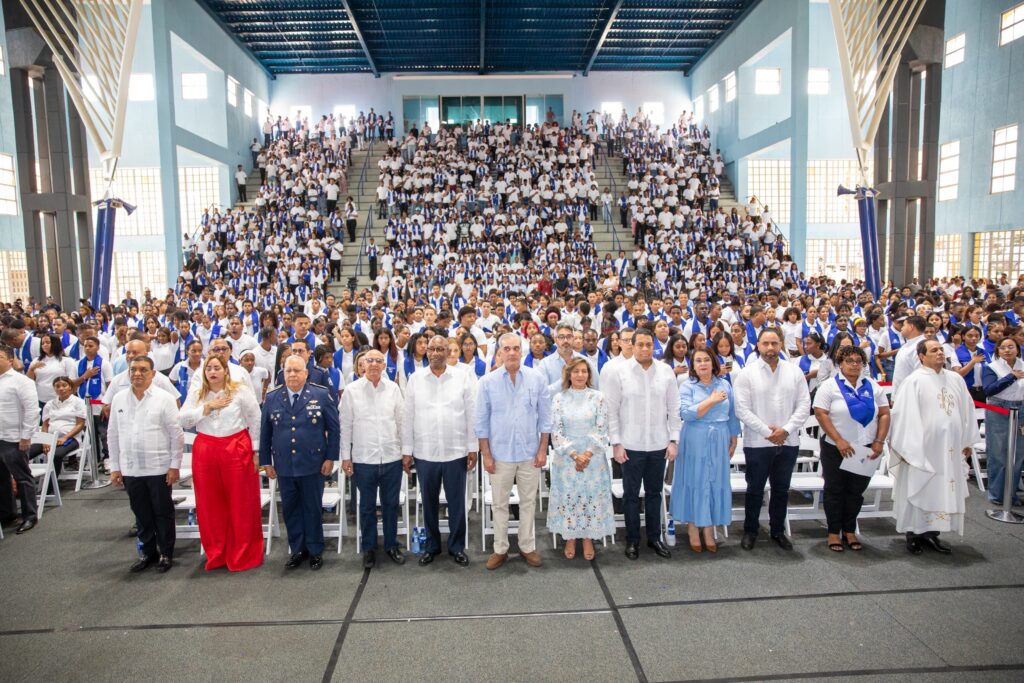 Presidente Abinader encabeza graduación de más de 4,000 jóvenes del programa Oportunidad 14/24; iniciativa ha impactado a más de 28 mil y los reincorpora a la formación técnico profesional