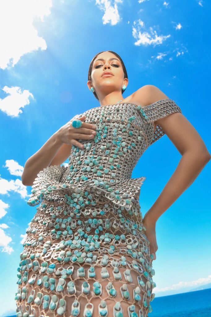 Melissa Santos se presenta en Premios Soberano con una propuesta que eleva la moda a una declaración de arte, sostenibilidad e identidad dominicana.