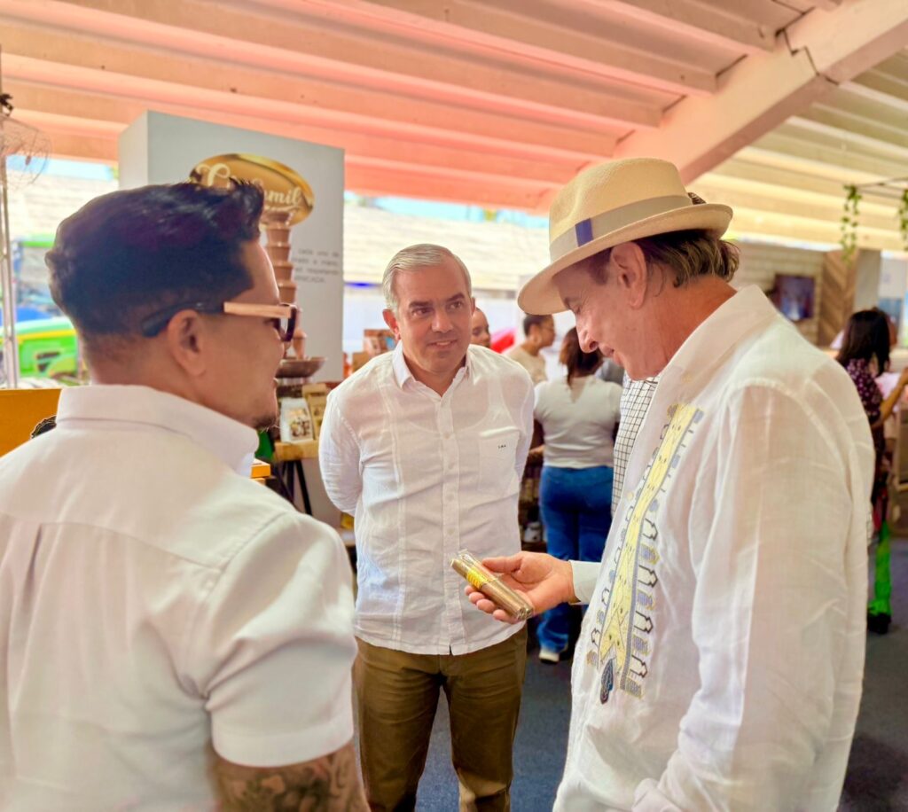 Don Litto Gómez e Iván Hernández vistan a Raffaello Cigar, marca #2 del ranking dominicano, en la Feria Agropecuaria