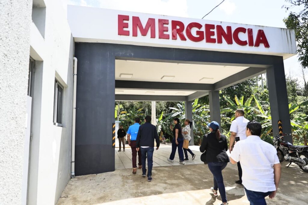 Dr. Julio Landrón supervisa labores de limpieza en Centro de Atención Primaria La Yagua en Gaspar Hernández