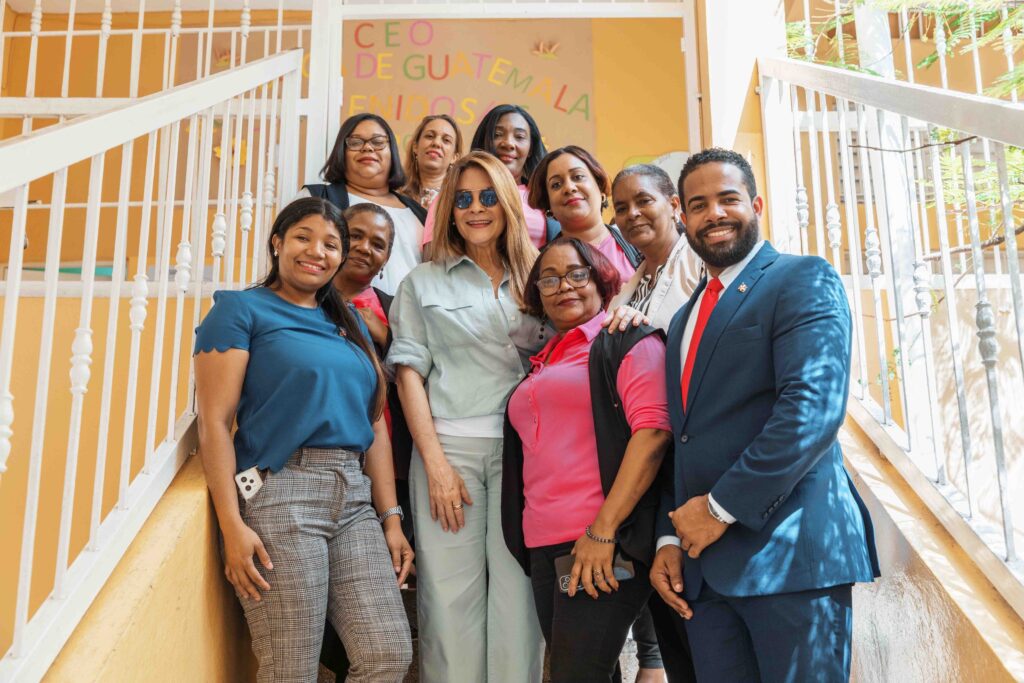 Carolina continúa su acercamiento con estudiantes; lleva programa al Centro Educativo La República de Guatemala