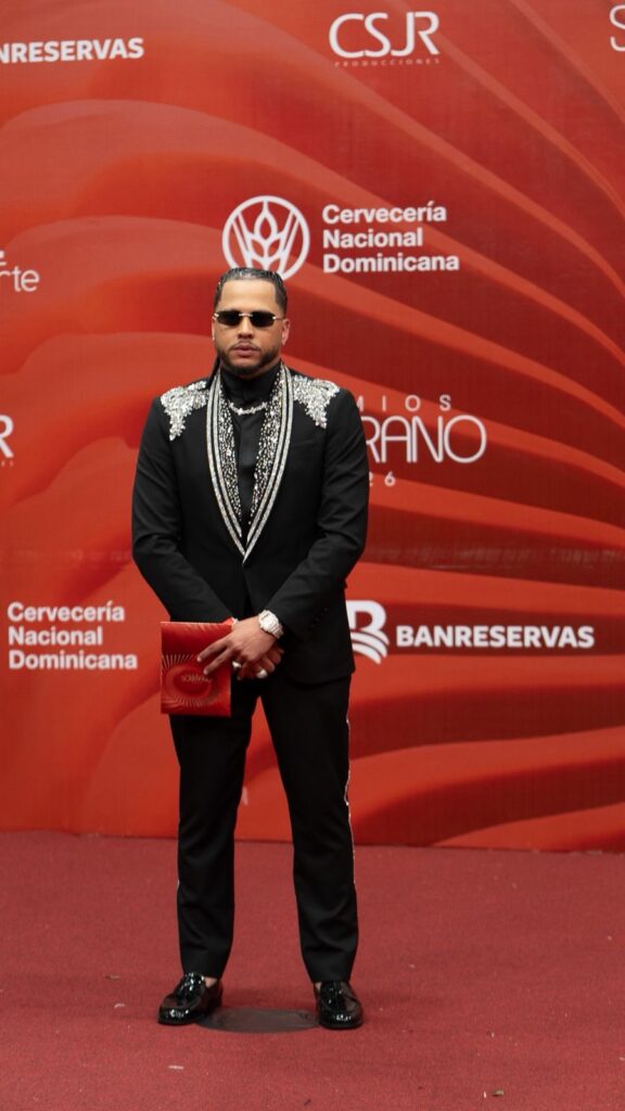EthanAlexx deslumbra en la alfombra roja de los Premios Soberano 2026 con un estilo propio y auténtico