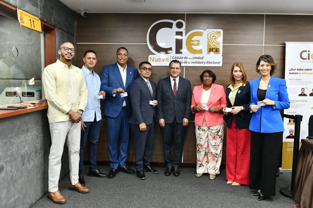Miembros del Parlacen por República Dominicana reciben nueva cédula de identidad en la JCE
