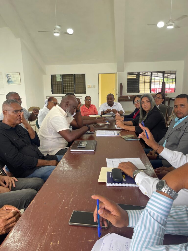 Edeeste fortalece diálogo con sectores de Monte Plata y presenta planes para mejorar calidad del servicio eléctrico