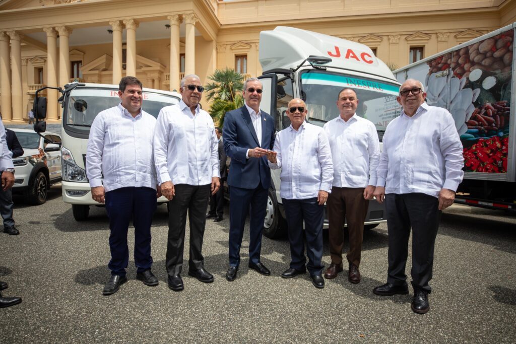 Presidente Abinader entrega 25 de 60 vehículos al INESPRE, a través del MAPRE, para fortalecer su capacidad operativa y ampliar distribución de alimentos a precios asequibles en todo el territorio nacional