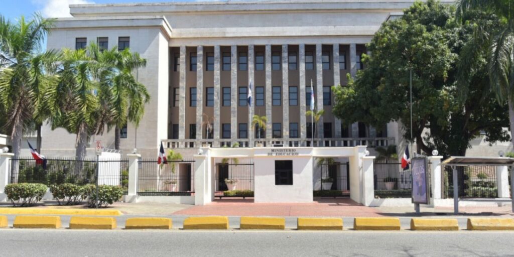 Ministerio de Educación informa suspensión de docencia para Montecristi, Santiago Rodríguez y Valverde por alerta roja