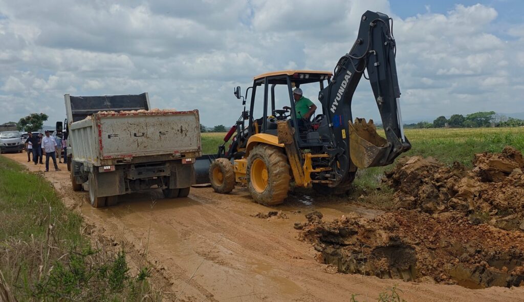Se inicia con éxito programa “Abriendo Caminos” en el Bajo Yuna. Iniciativa impactará con equipos propios a decenas de productores para sacar sus cultivos.