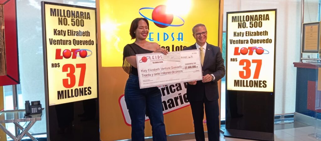 LEIDSA entrega premio a la millonaria número 500 del Loto