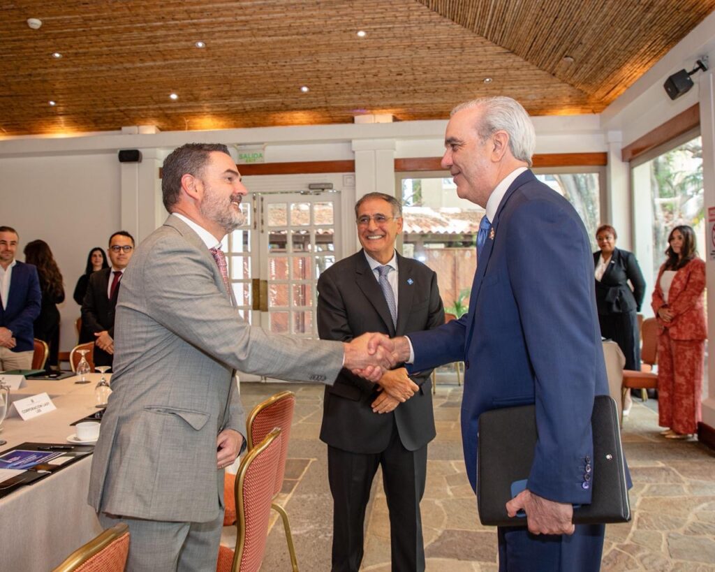 Presidente Abinader sostiene encuentro con empresarios en Costa Rica organizado por la Embajada Dominicana
