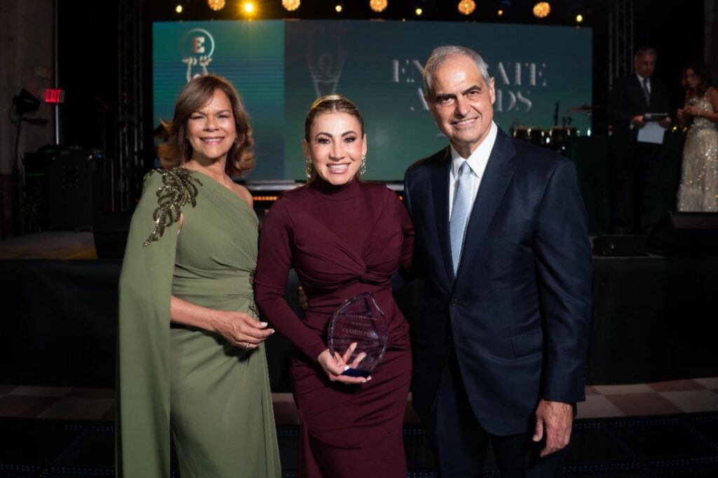 Yasmin Peña Reafirma su liderazgo en la industria aseguradora de Estados Unidos con grandes reconocimientos y celebra su inclusión como una de las 25 mujeres poderosas de People en Español