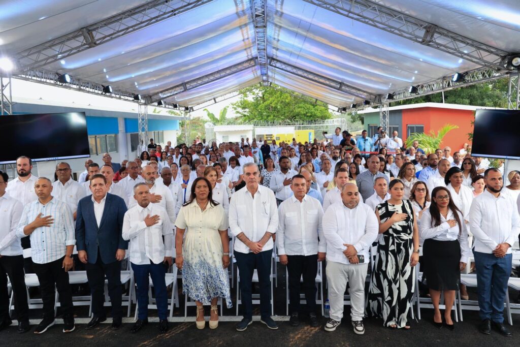 Abinader junto al director del SNS entrega remozado y ampliado el Hospital Municipal de Maimón