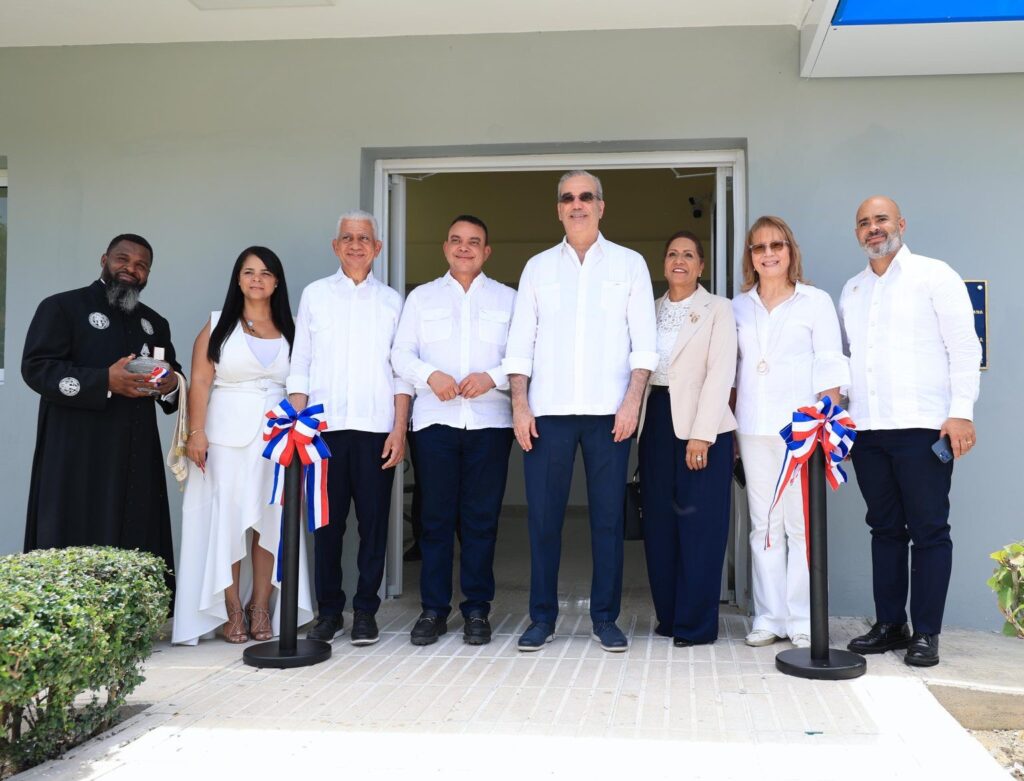 Presidente Luis Abinader y director del SNS entregan remozado y ampliado el Hospital Municipal de Cevicos