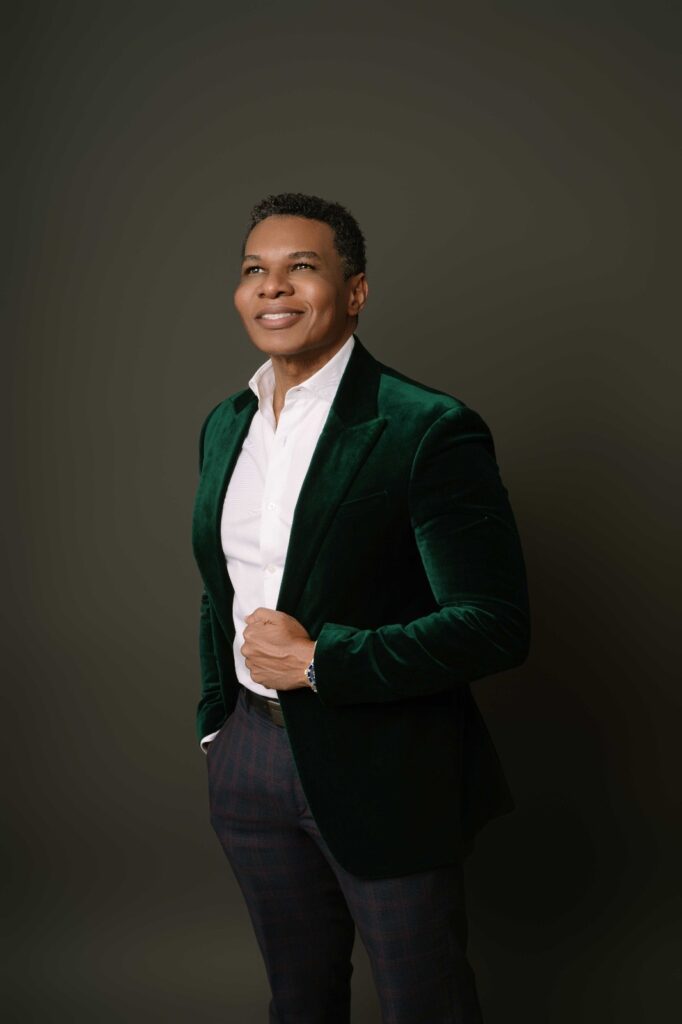 Raymond Pozo presenta “¿Y Ahora Qué?” en Escenario 360: una noche de humor, reflexión y propósito