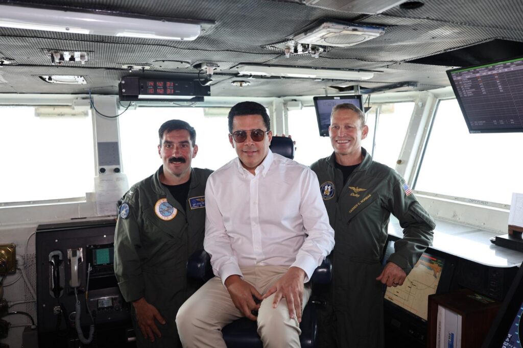 Ministro David Collado y la embajadora Leah Campos realizan visita al portaaviones USS Nimitz